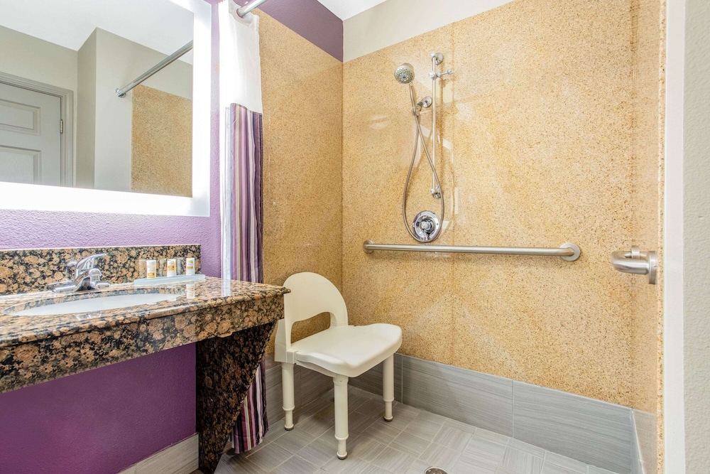 La Quinta Inn Suites Hillsboro 41/46