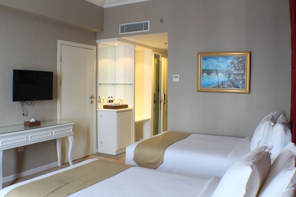 Golden Tulip Legacy Surabaya 8/31