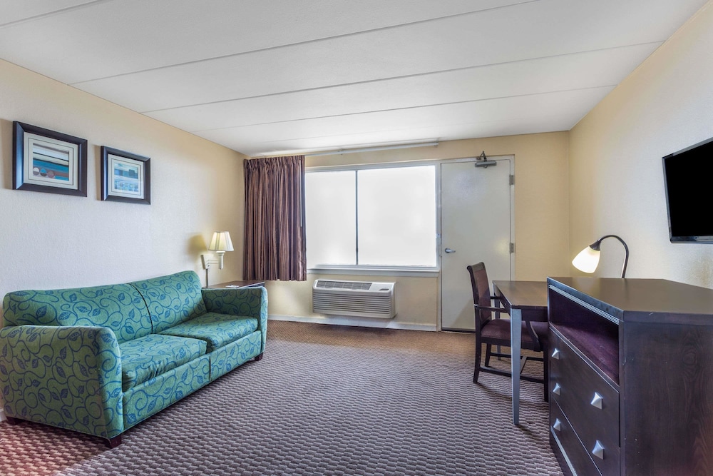 Travelodge by Wyndham Suites Virginia Beach Oceanfront 11/16