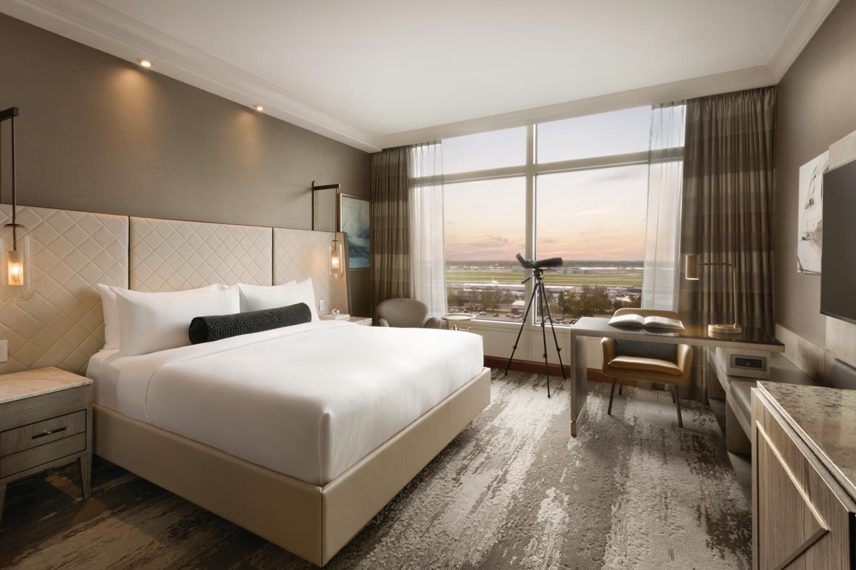 Fairmont Gold, King Bed, 2 Queen Beds