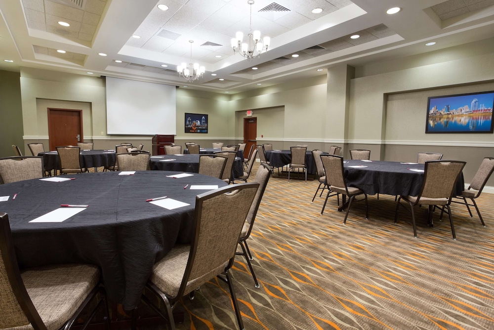 Drury Inn and Suites Cincinnati Sharonville 35/37