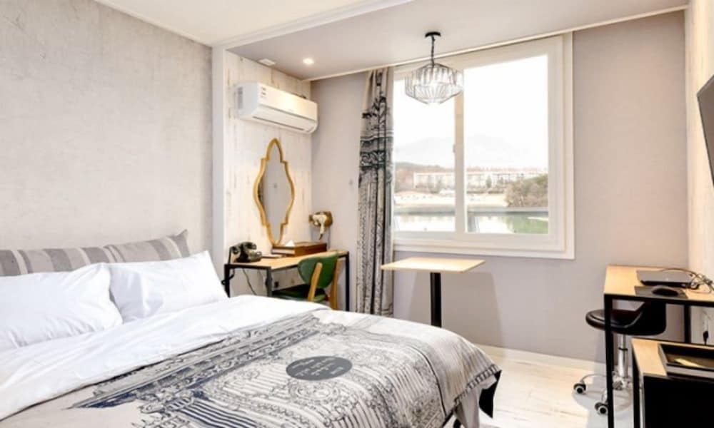 DELUXE, DOUBLE BED