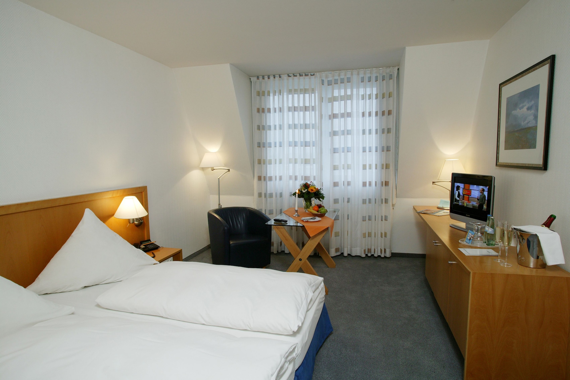 ROOM, DOUBLE BED