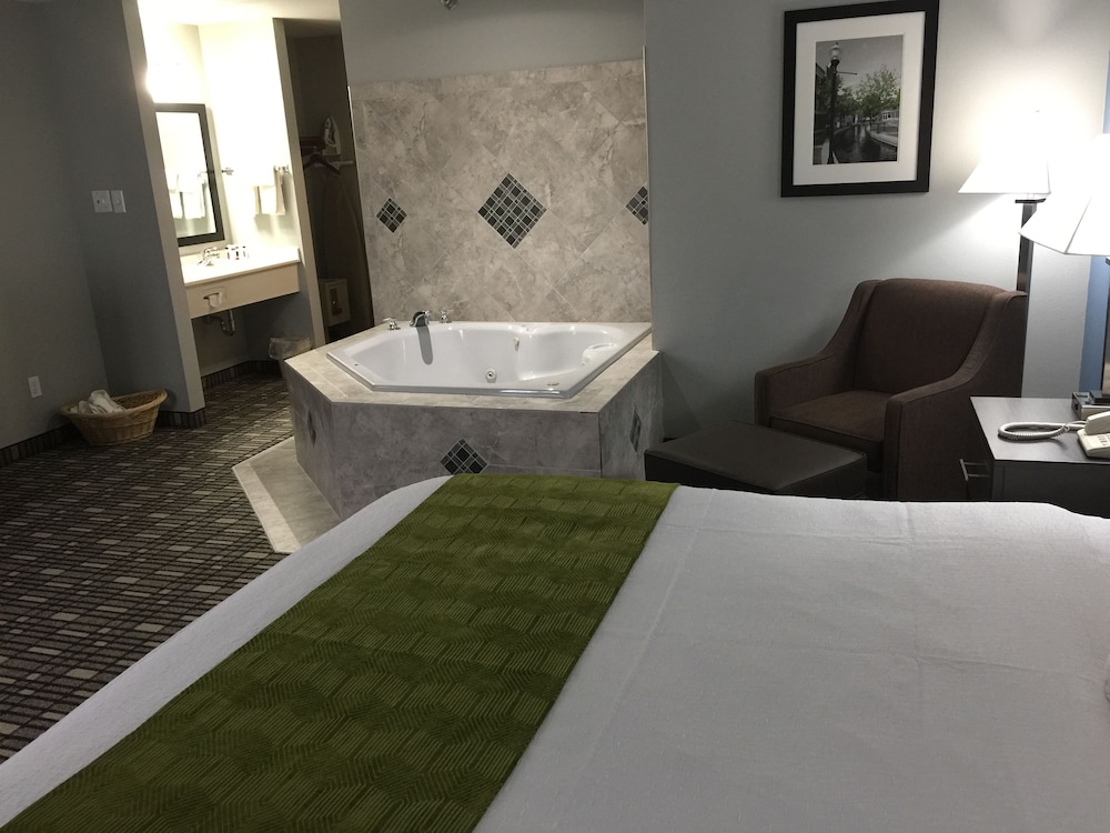 جناح استوديو بسرير كينج بجاكوزي، Baymont By Wyndham Pella 4/4