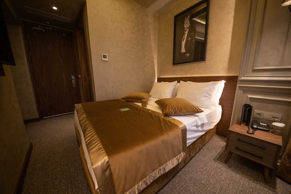 Tonight Hotel Port 6/44