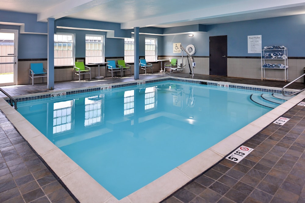 Holiday Inn Express Suites North Kansas City Ex Quality Inn Suites 34/52