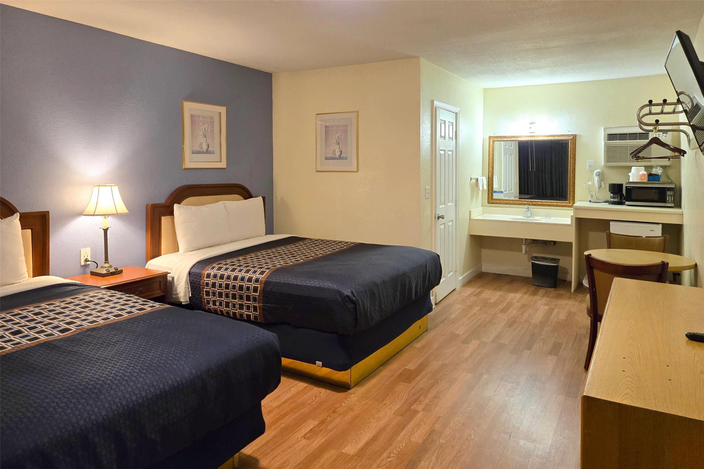 غرفة بسريرين كوين، Rodeway Inn & Suites Blythe I-10, CA 4/9