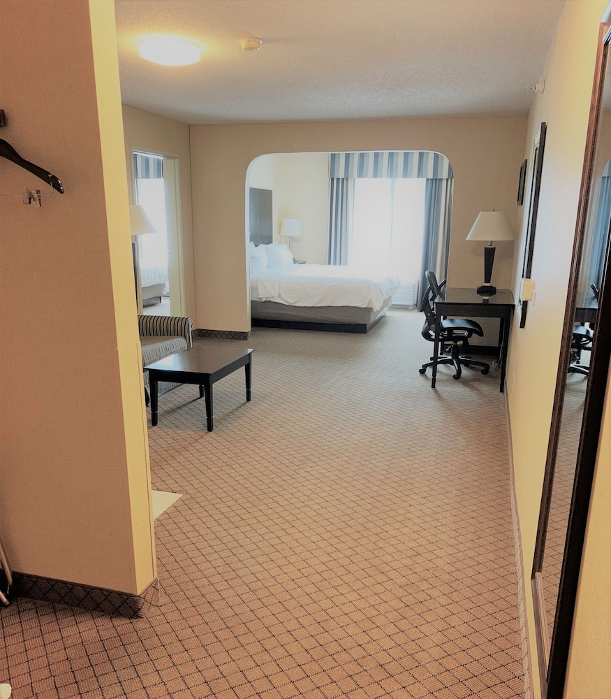 Holiday Inn Express Hotel Suites Plymouth 61/82