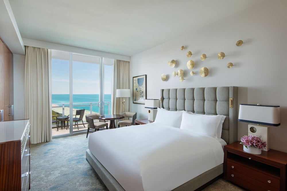 غرفة بسرير كينج بإطلالة على البحر بشرفة، Ritz Carlton Bal Harbour 2/3