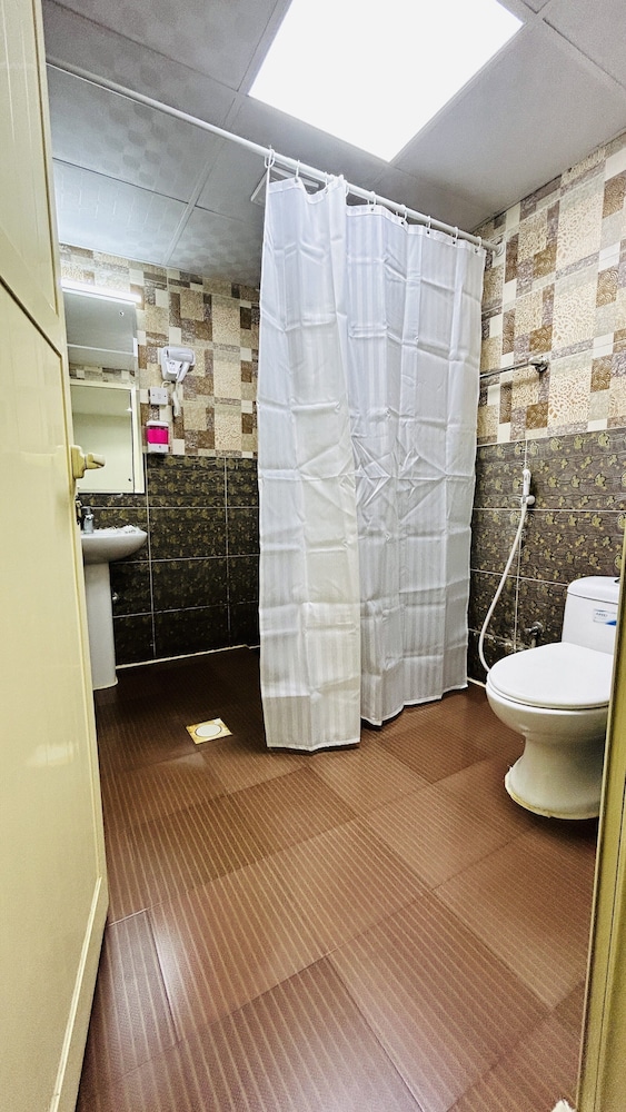 Al Sabkha Hotel 52/53