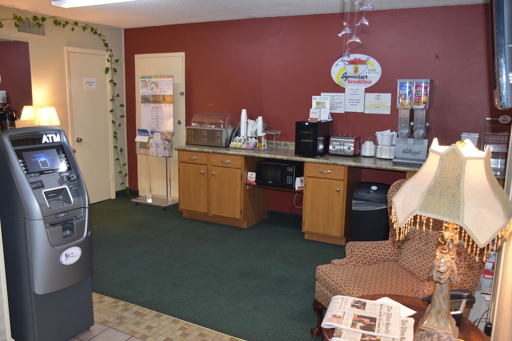 Super 8 by Wyndham Tifton 16/54