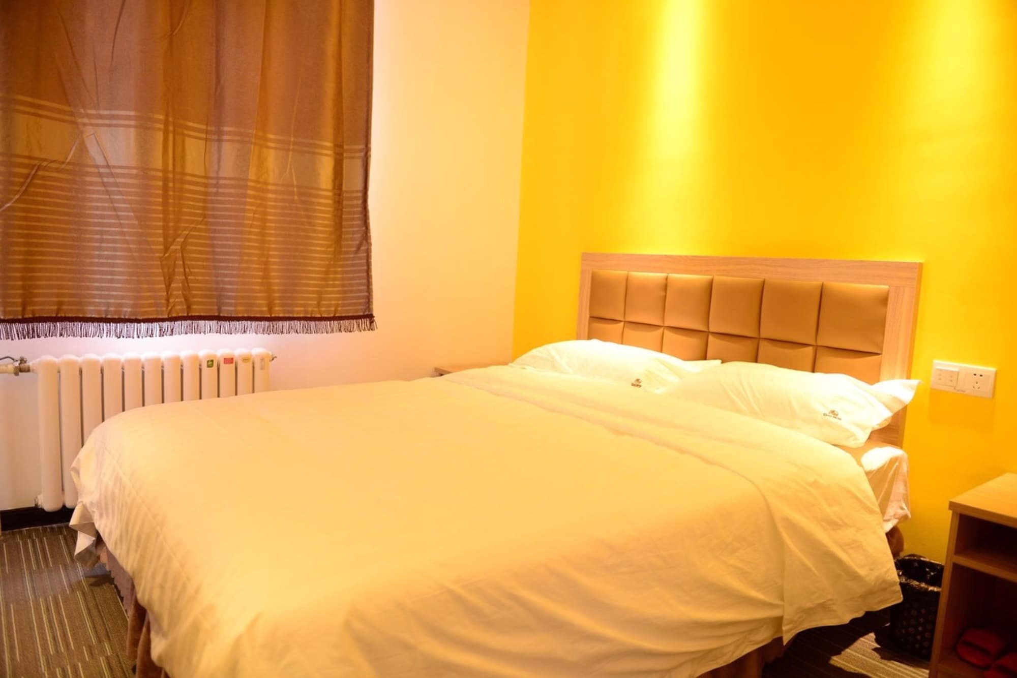 ROOM, DOUBLE BED