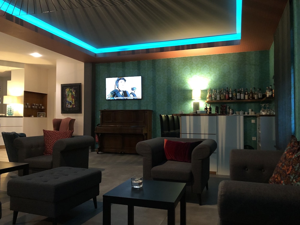 Hotel Attache 25/30