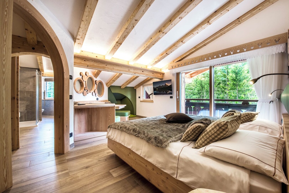 Queen Bed, Mountain View, Hot Tub