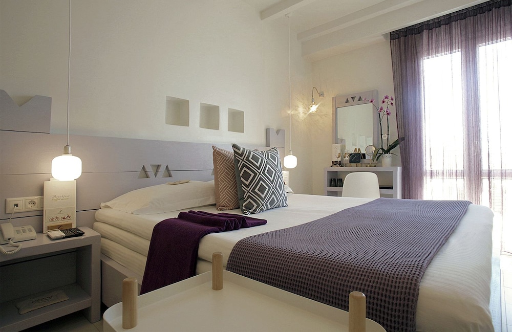EXECUTIVE, DOUBLE BED, PARTIAL SEA VIEW
