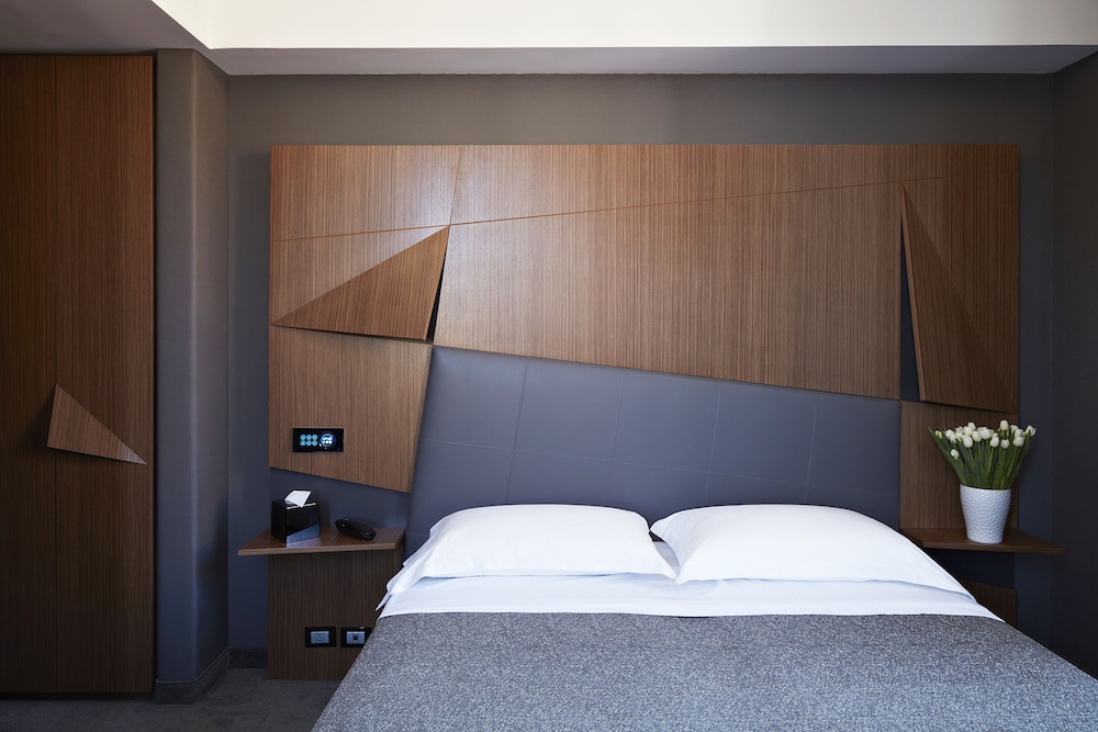The Building Hotel 25/71