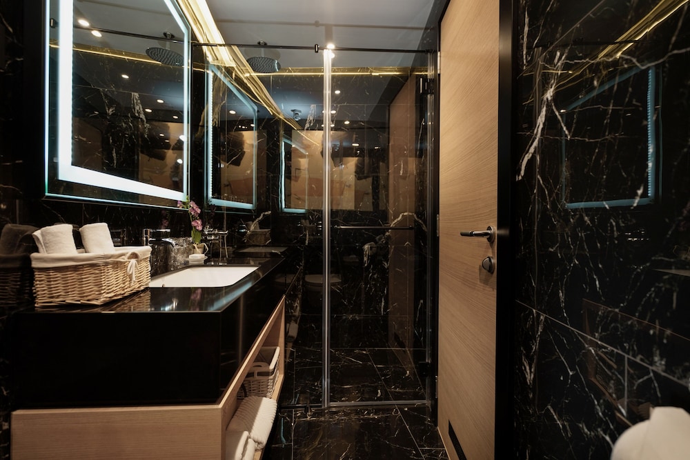 Maccani Luxury Suites 81/85