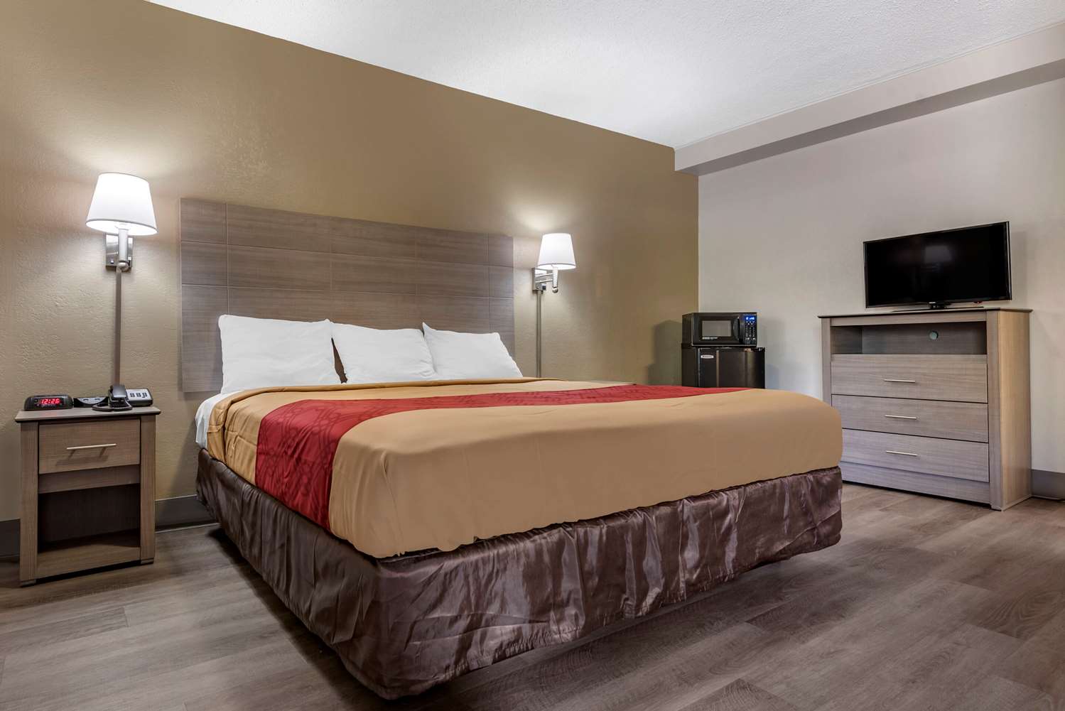 غرفة بسرير كينج