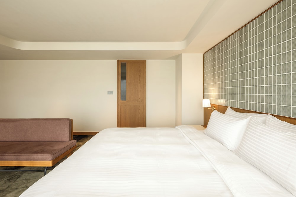DELUXE, DOUBLE BED