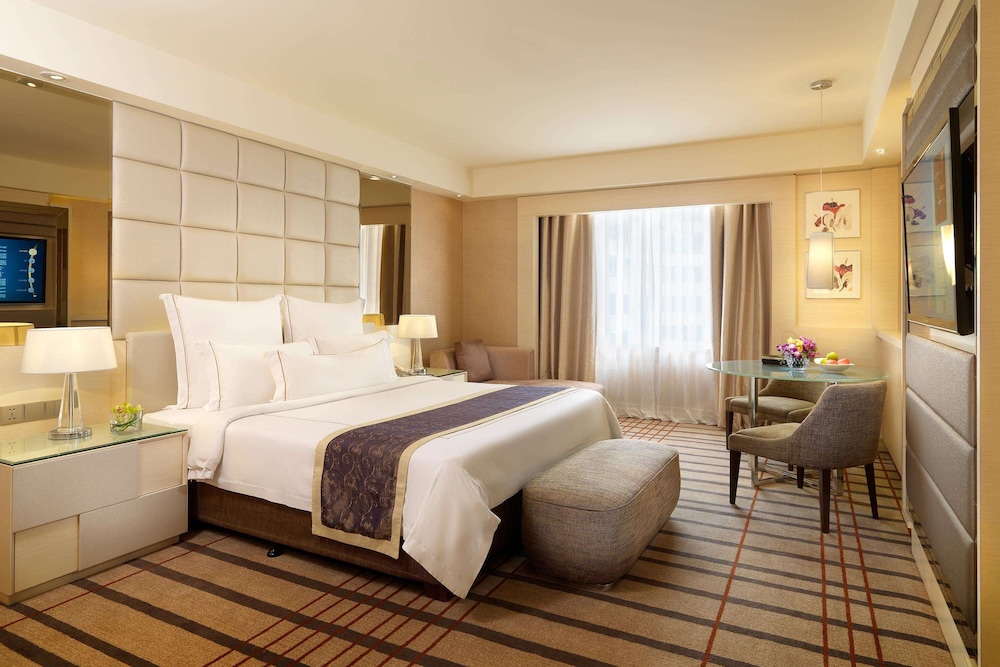 EXECUTIVE, KING BED