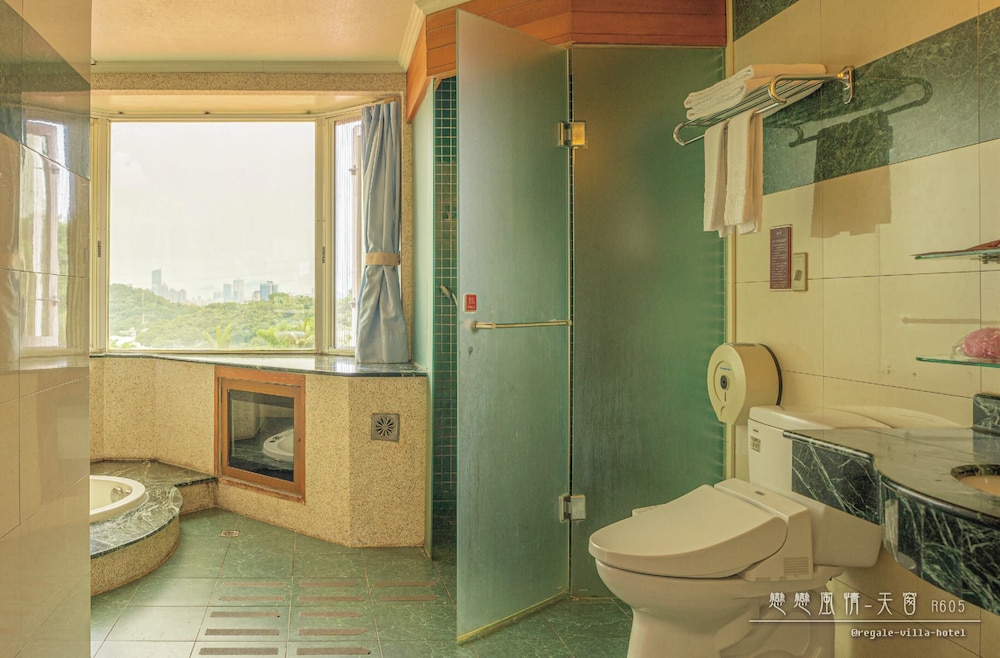 Regale Villa Hotel 72/73