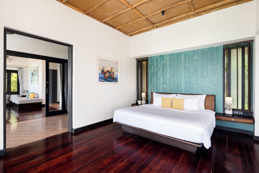 Pool, Villa, King Bed, Ocean View, Hill Side