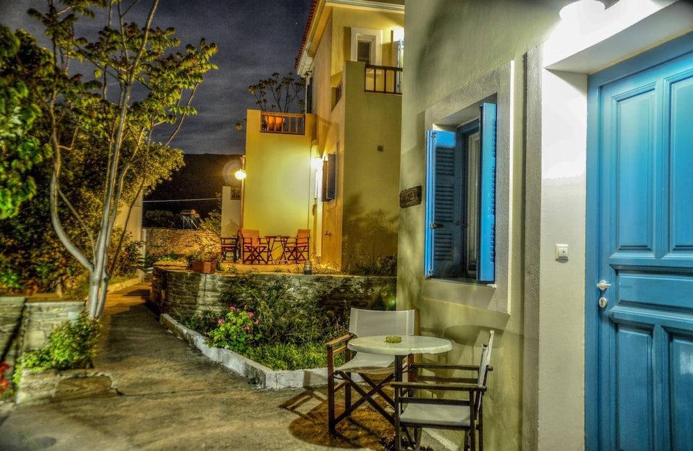 Mainades Maisonettes And Studios 11/23