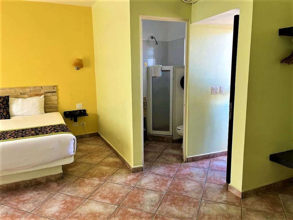 Seven Crown Express & Suites by Kavia 18/50