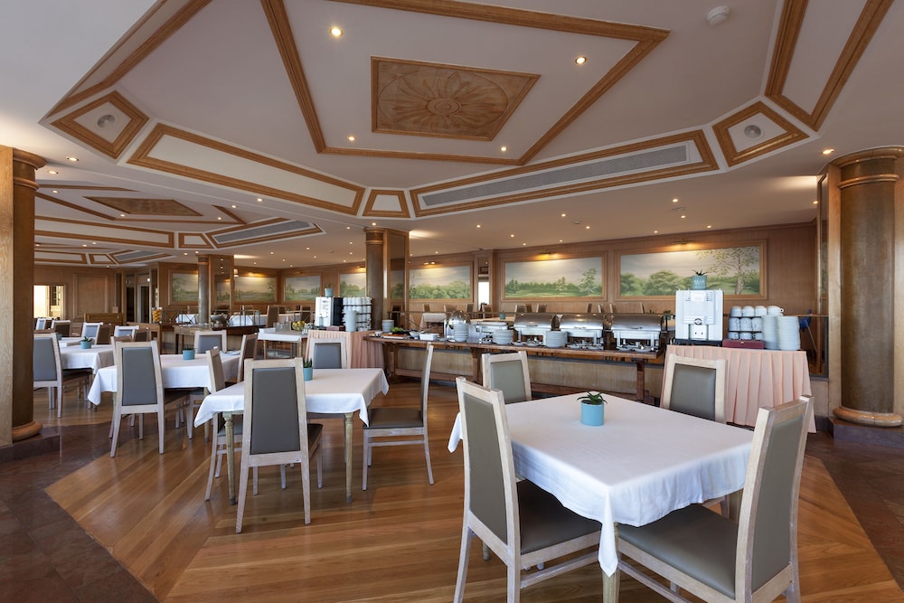 Carcavelos Beach Hotel 48/63