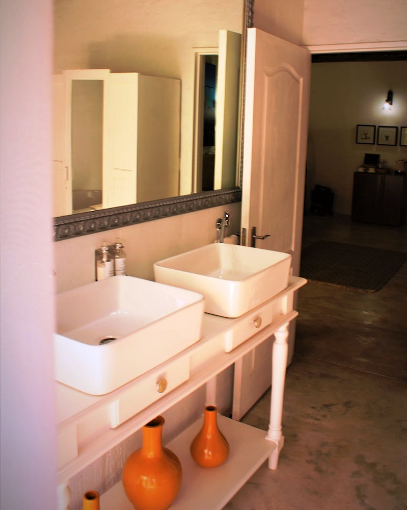 Shikwari Bush Lodge &amp; Pangolin Bush Camp 50/50