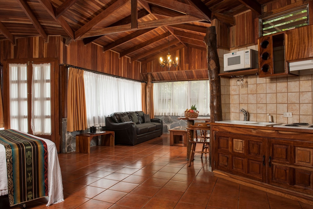 Arenal Lodge 50/73