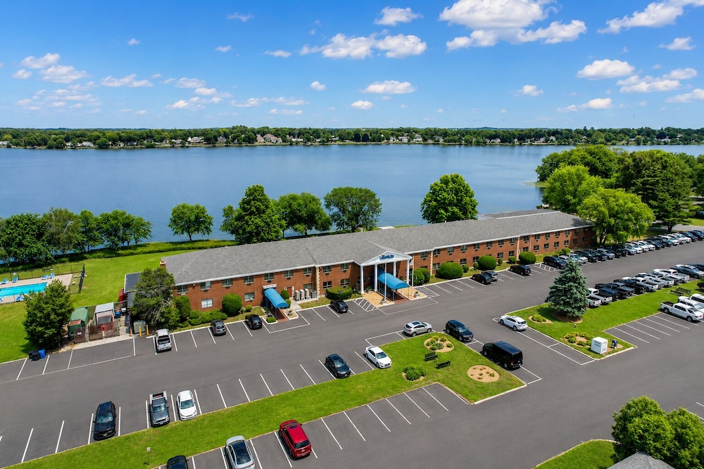 Lakeside Inn 65/73