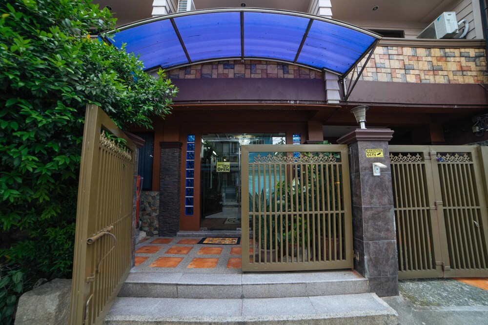 L Mansion 2 Palanan Makati City 3/18