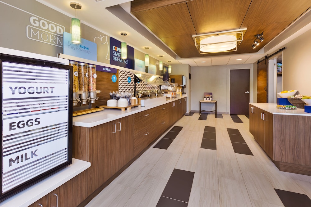 HOLIDAY INN EXPRESS WALDORF 57/64