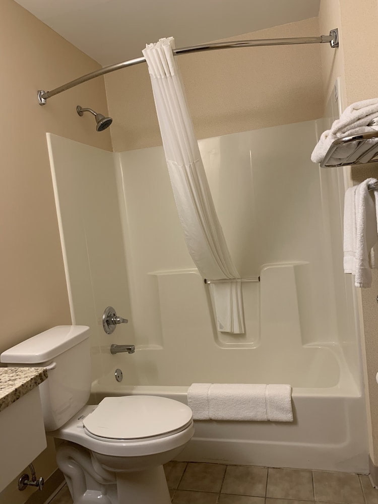 Quality Inn & Suites Prestonsburg next to Mountain Arts Center 39/42
