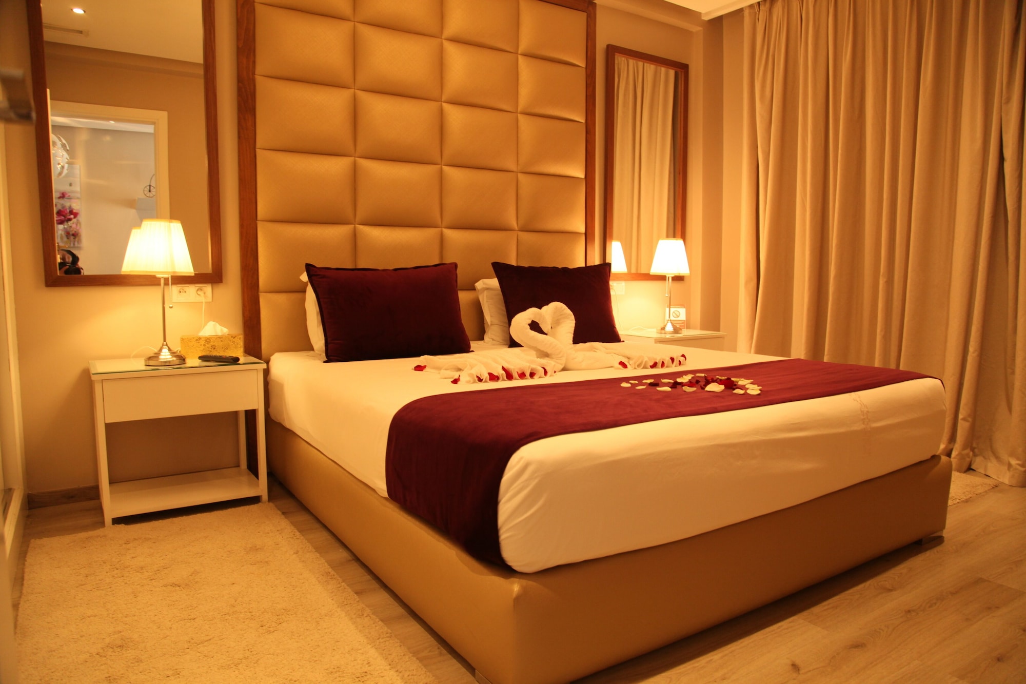DELUXE, SUITE