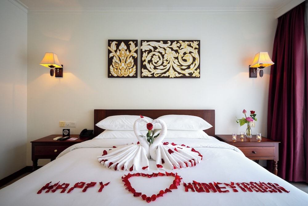 DELUXE, KING BED