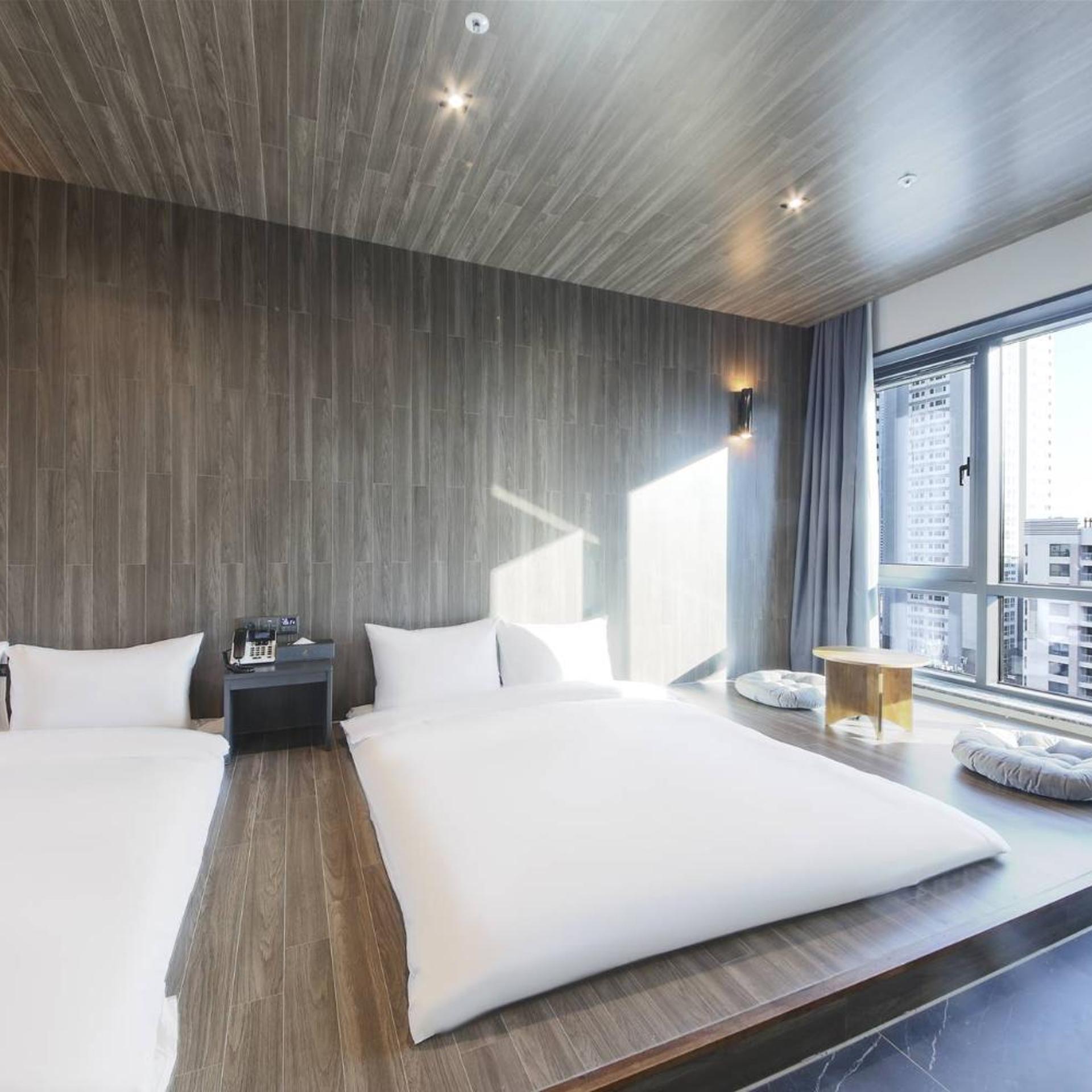 EXECUTIVE, SUITE