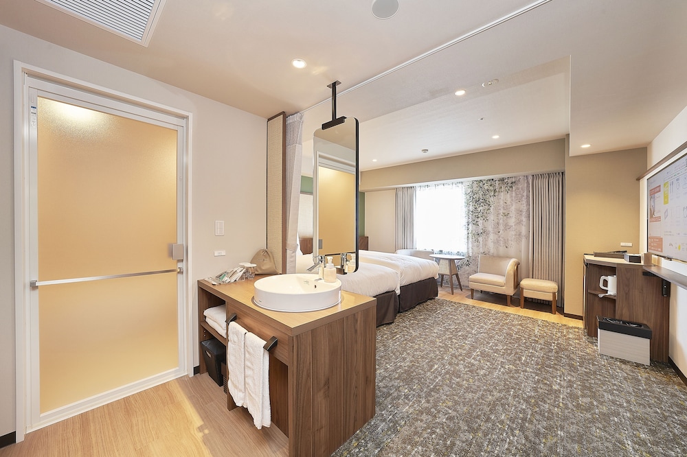 Room, Twin Beds, with Extra Bed, Corner, Keisei Richmond Hotel Tokyo Kinshicho 7/8