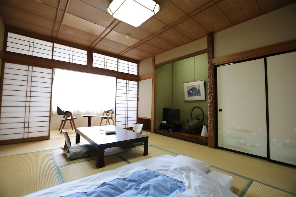 Japanese Inn "Iwaso" 8/43