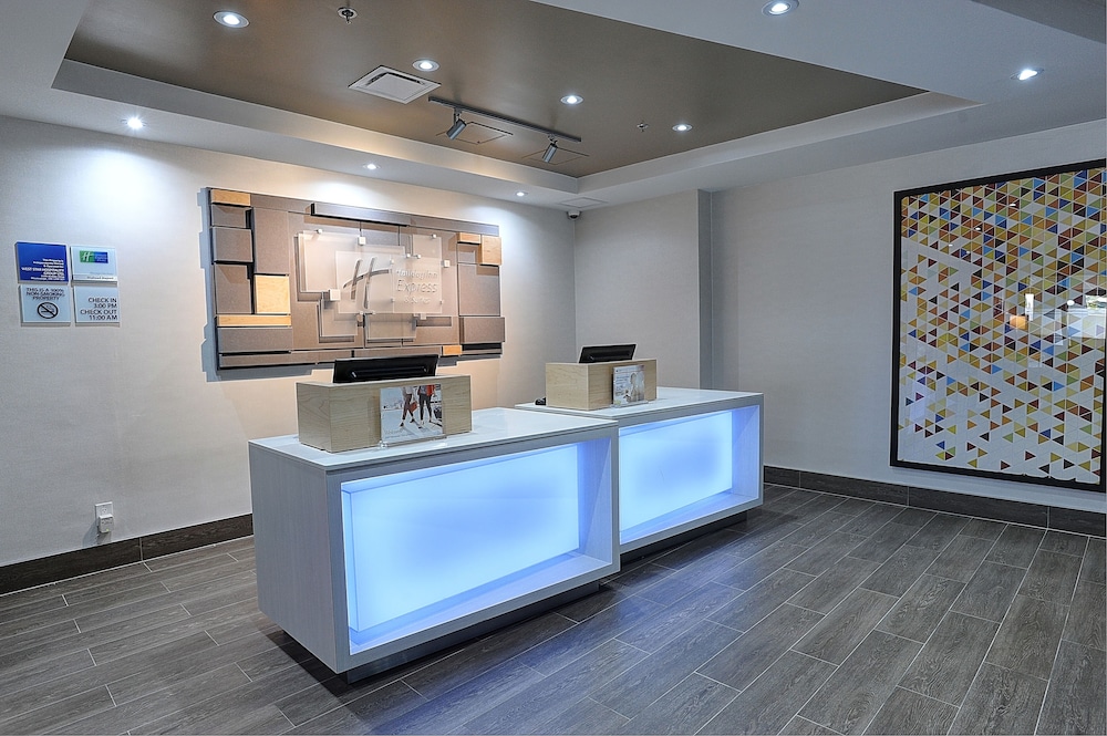 Holiday Inn Express Suites Toronto Airport West 5/55