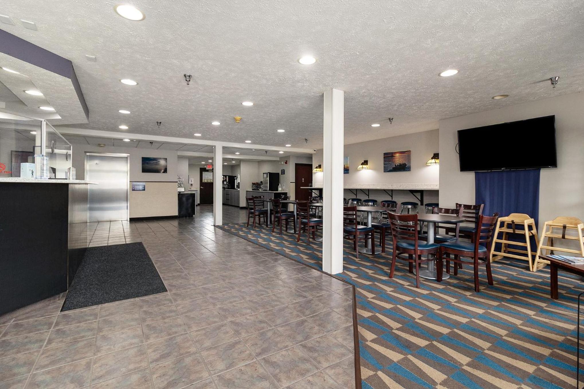 Microtel Inn & Suites by Wyndham Manistee 33/50