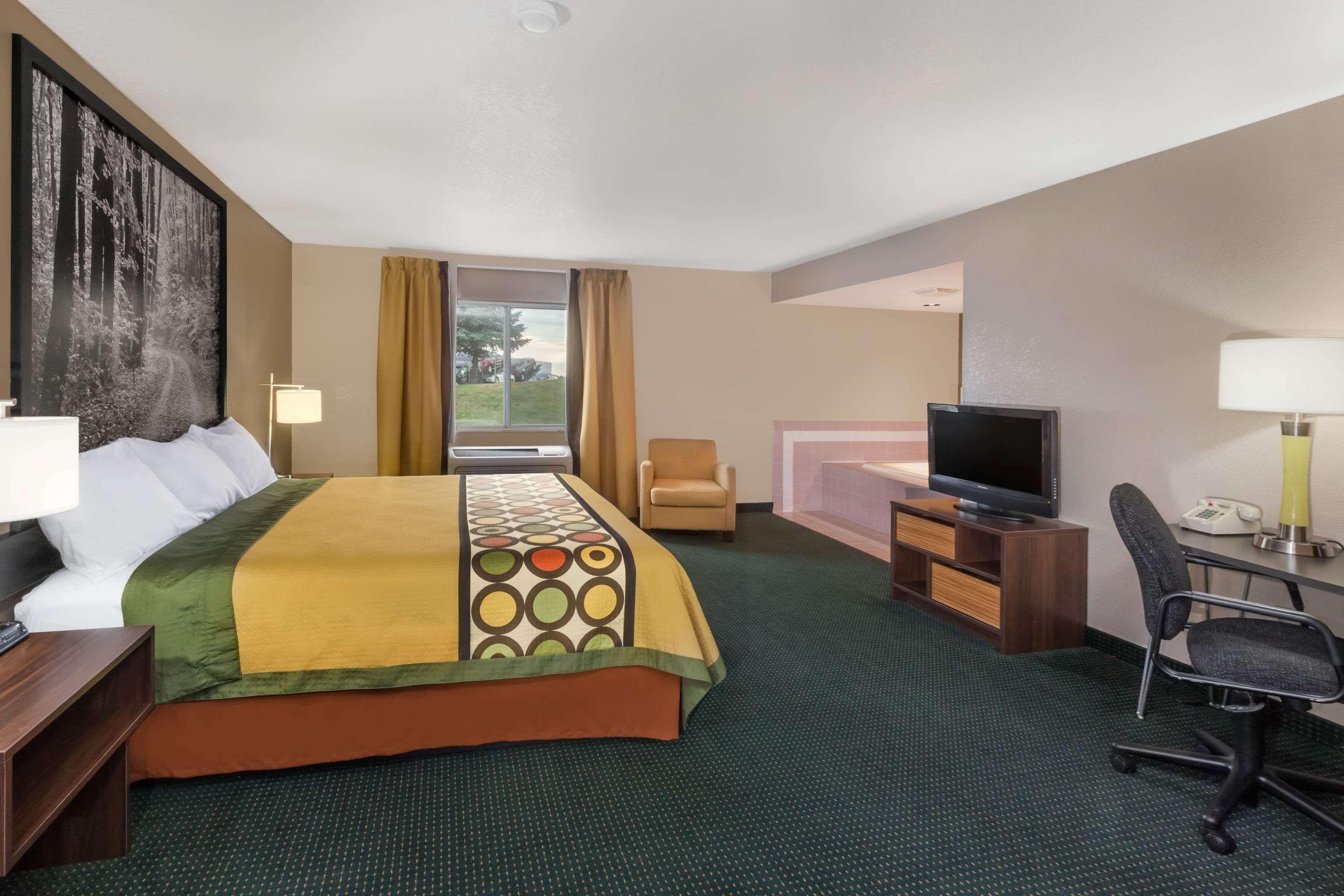 Super 8 by Wyndham Ionia MI 13/30