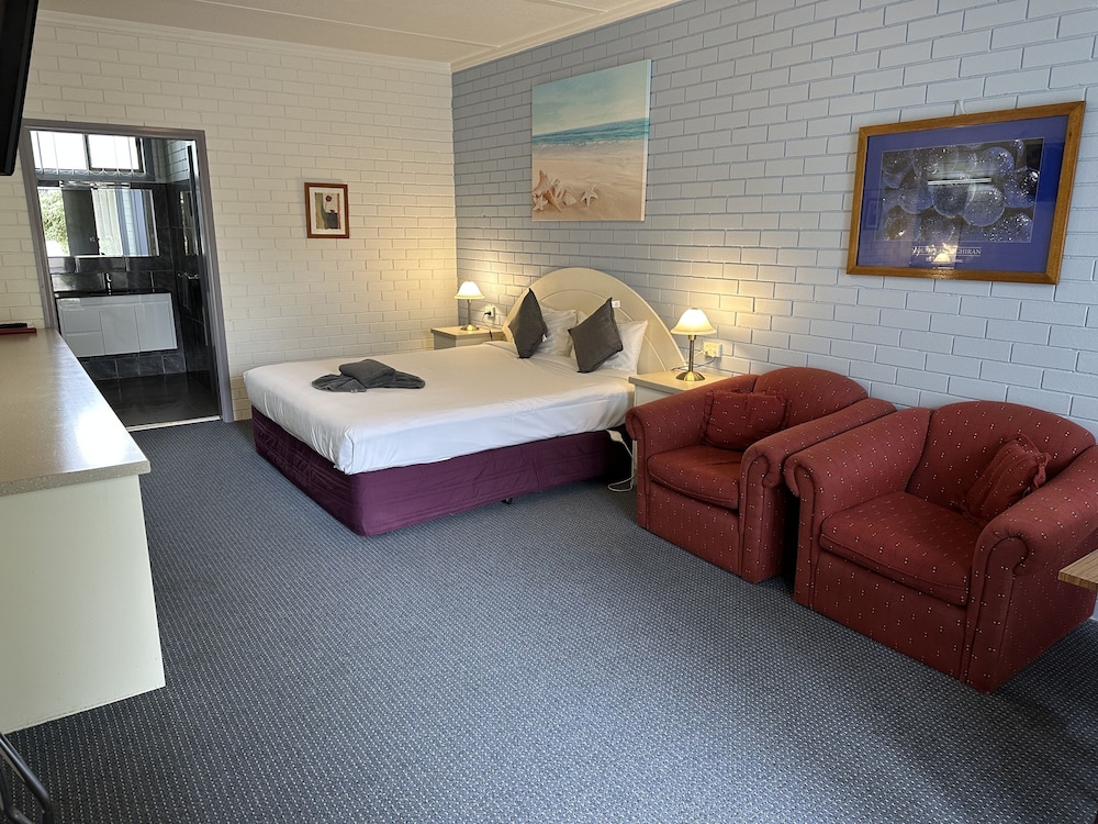 Statesman Motor Inn 21/47