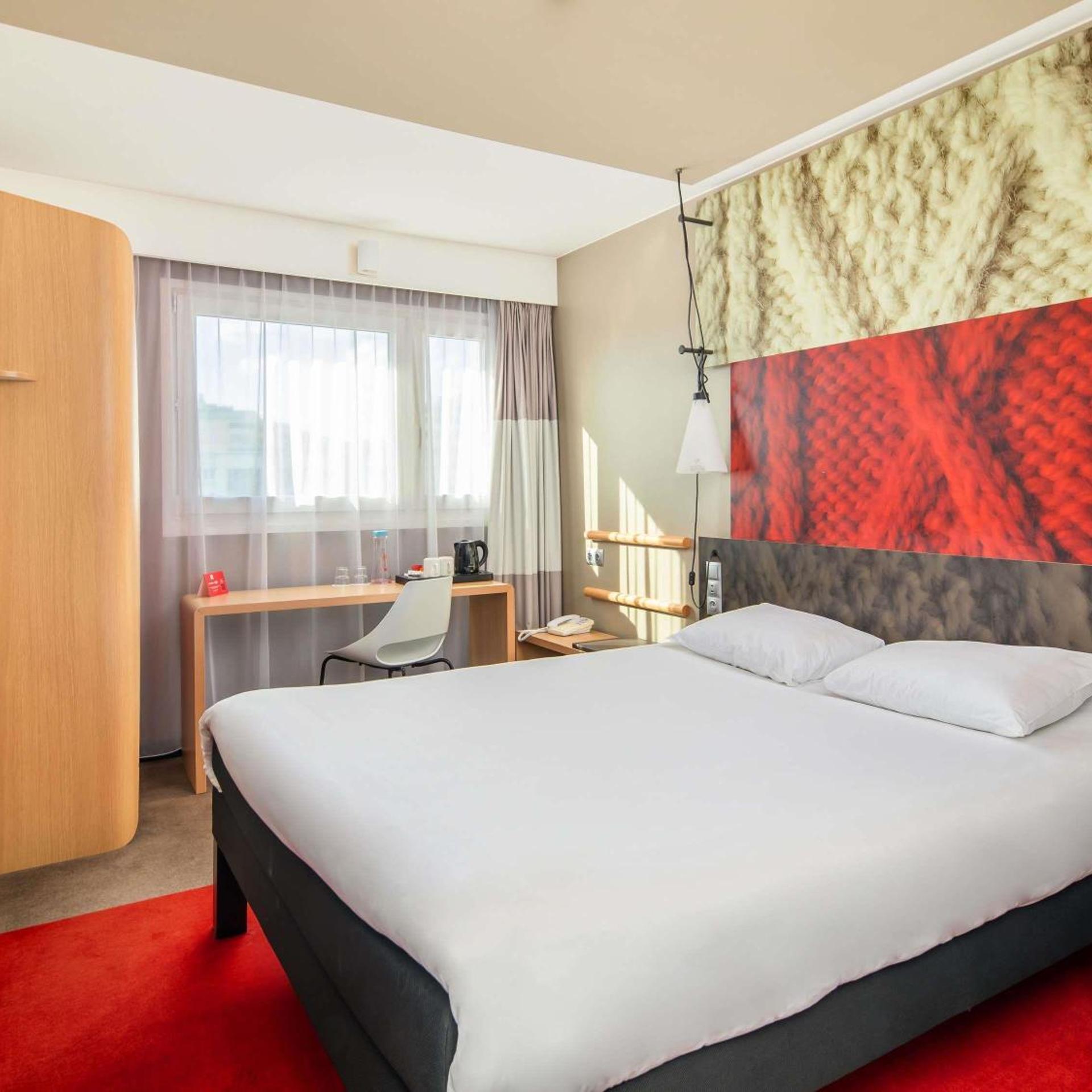 Sweet, Queen Bed
