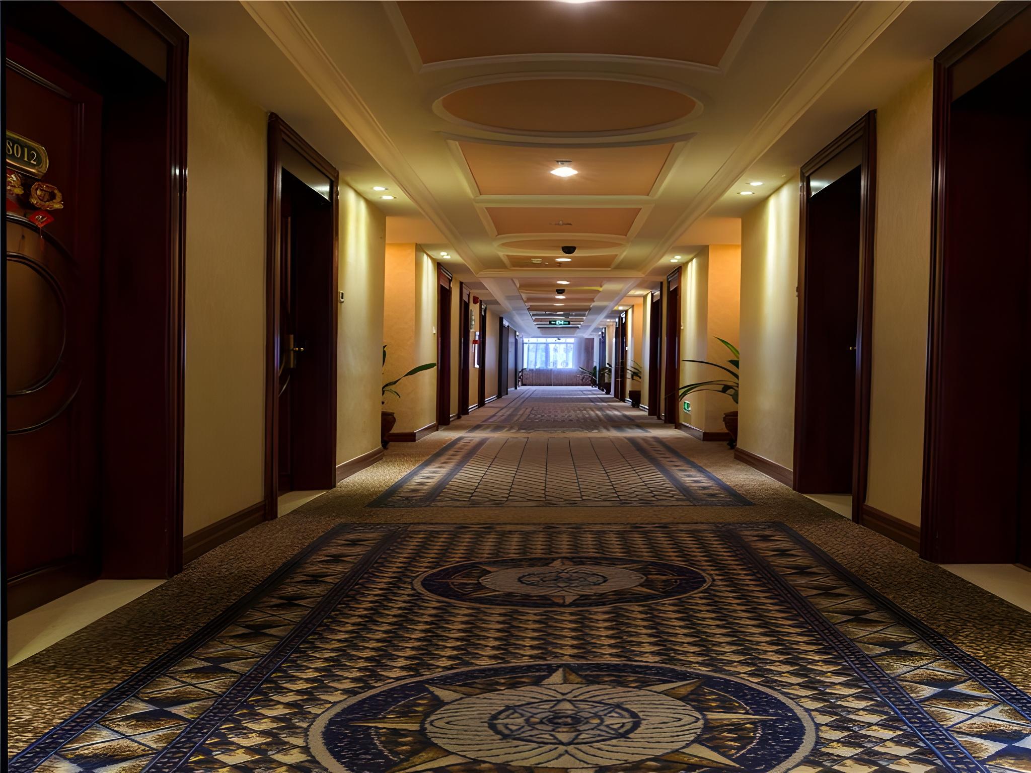 Vienna Hotel (Shenzhen Pinghu Center Metro Station) 39/42