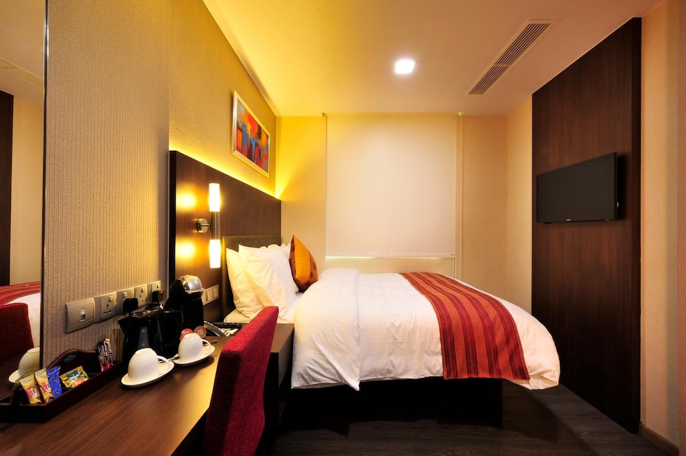 HOTEL CLOVER 5 HONGKONG STREET 14/37