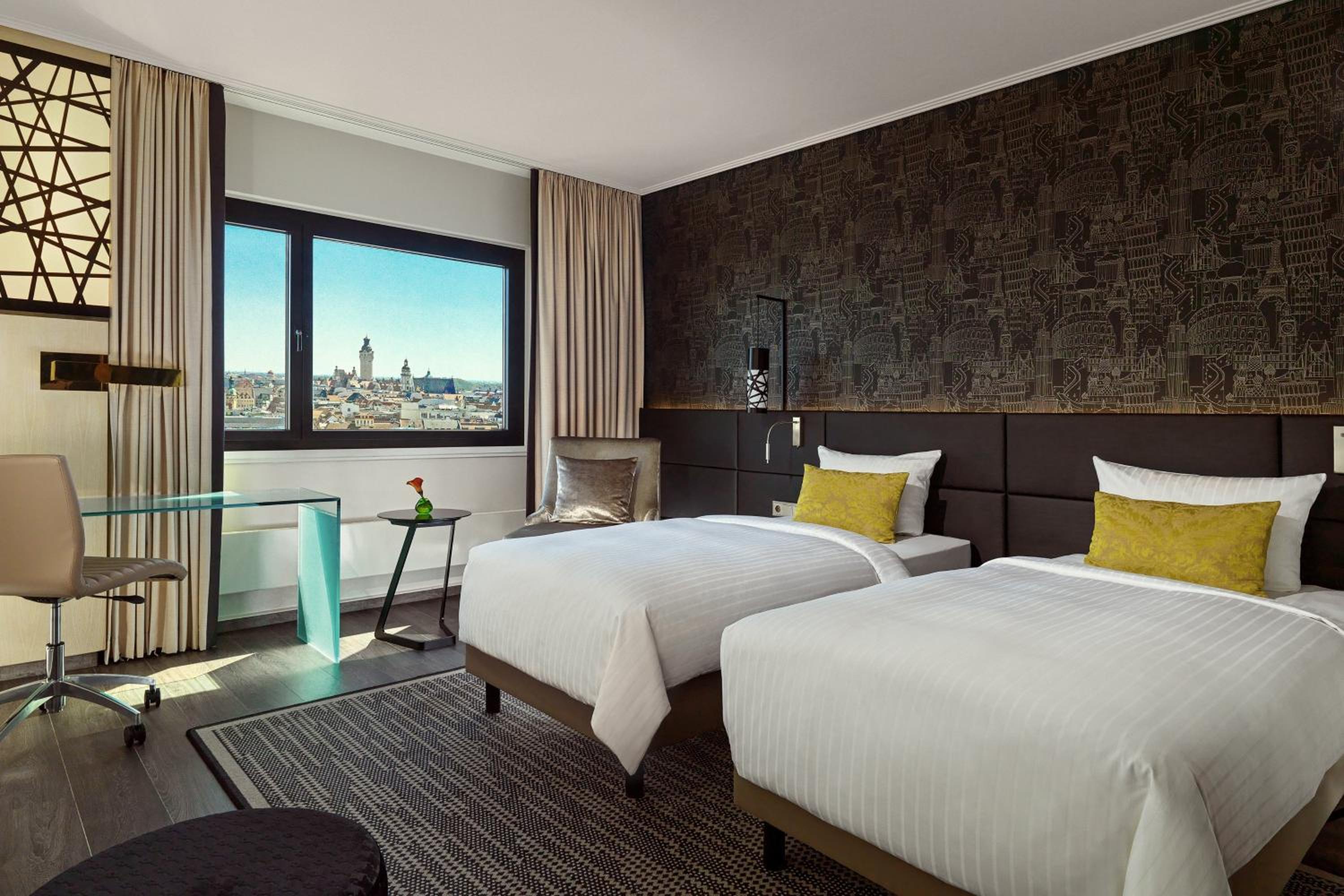 Guest Room, Deluxe, Twin Beds, City View