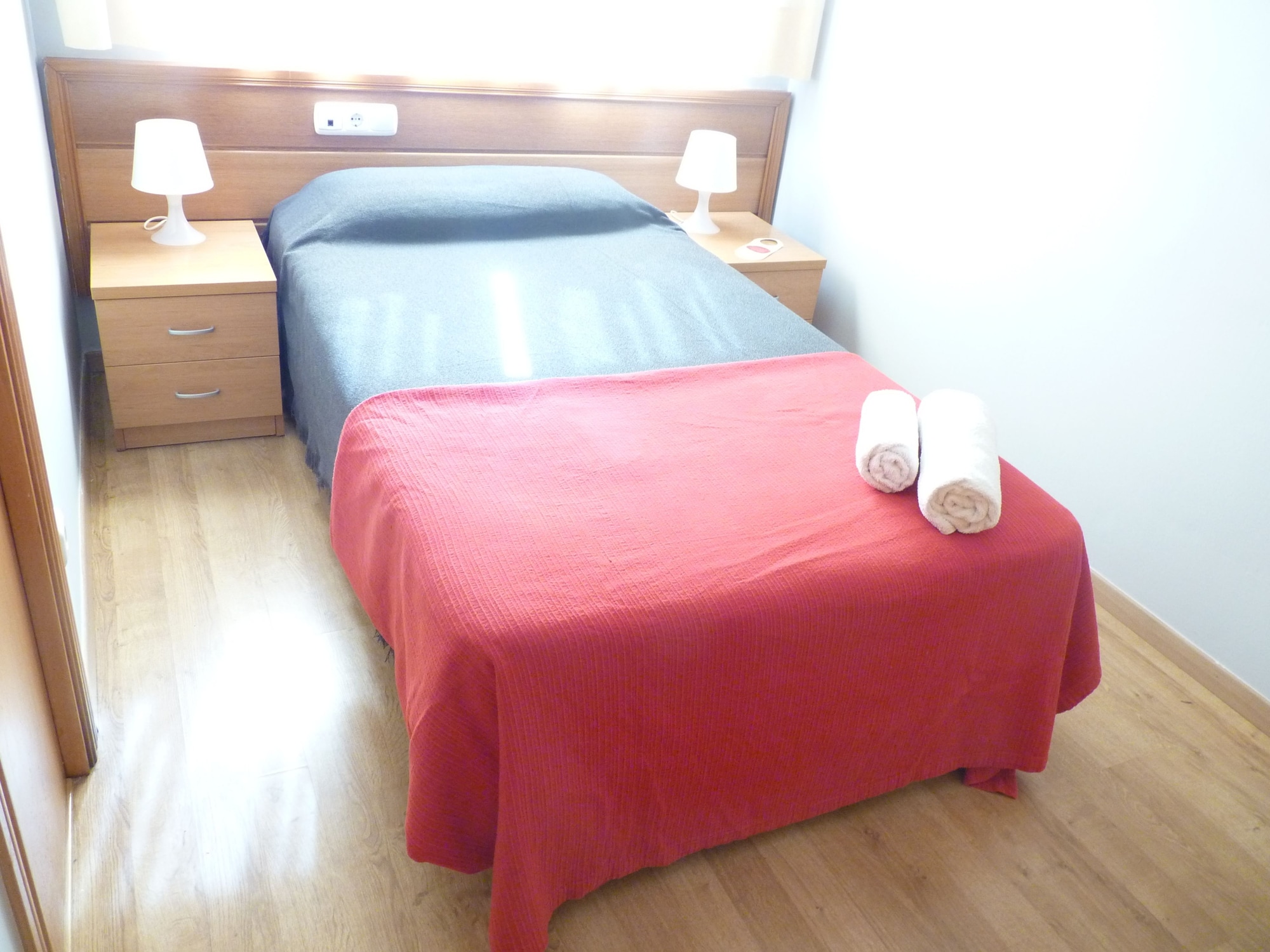 غرفة مفردة بسرير فردي