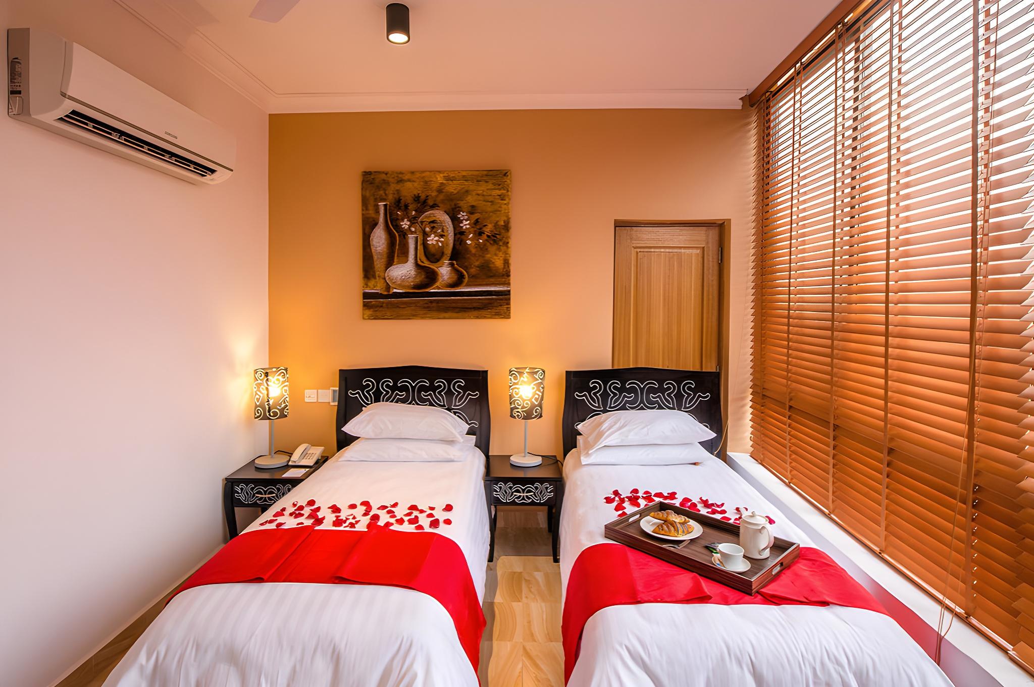 ROOM, TWIN BEDS, SMOKING